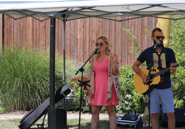 Live Music Two people singing outside at Henry of Pelham winery